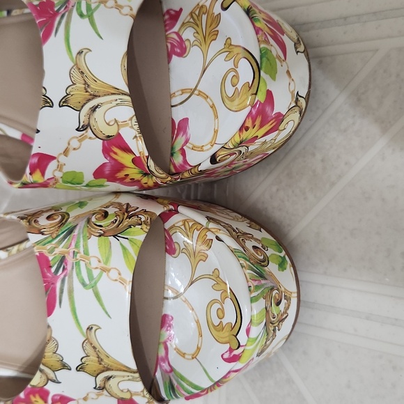 ** HOST PICK Patent Floral Heels - Picture 3 of 9